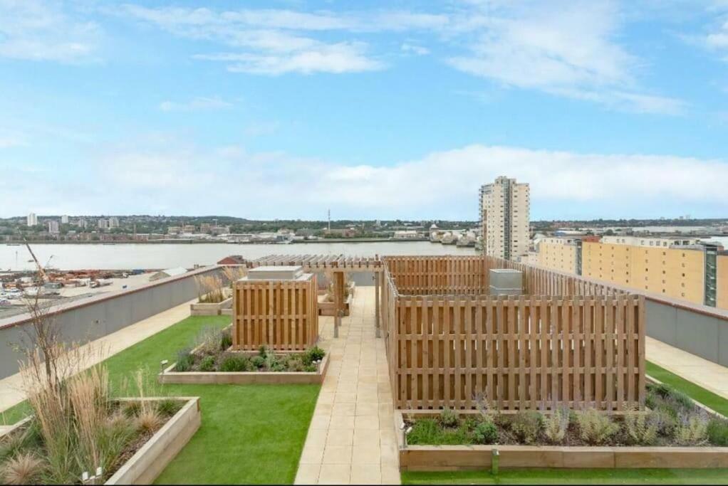 City Escape - Royal Wharf London Bagian luar foto