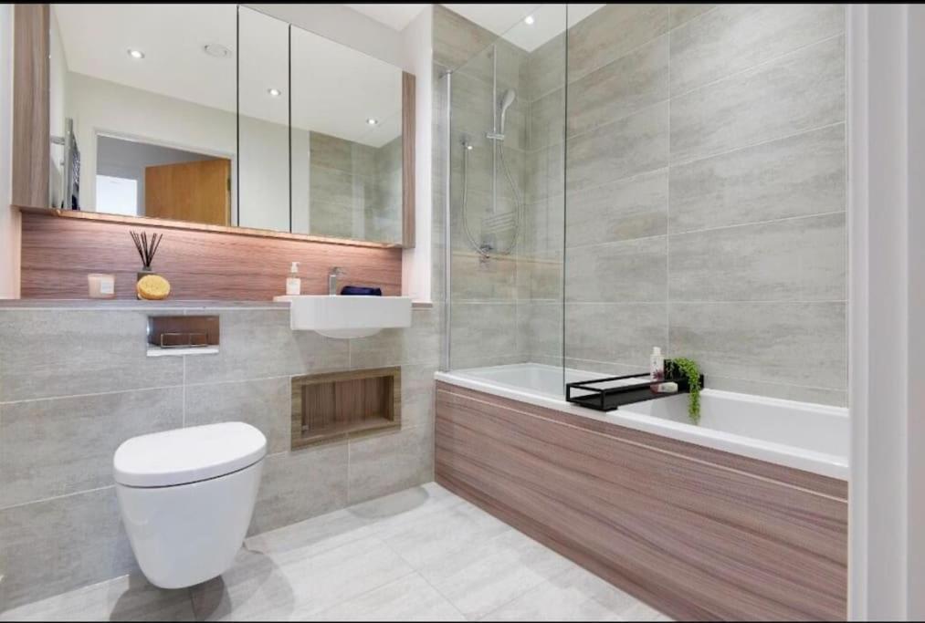 City Escape - Royal Wharf London Bagian luar foto