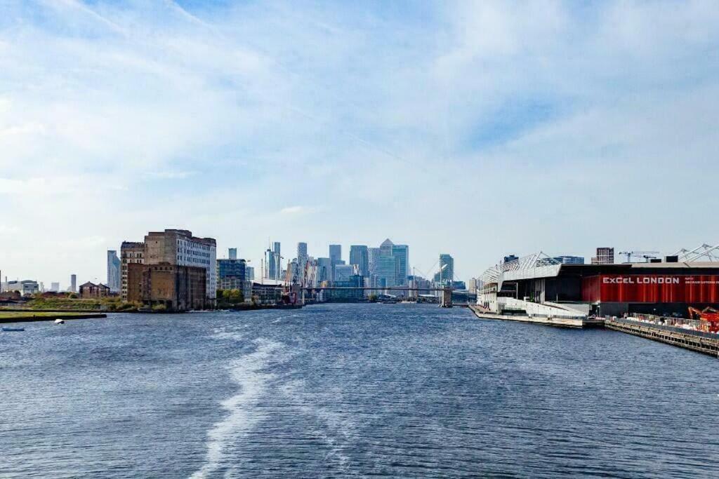 City Escape - Royal Wharf London Bagian luar foto